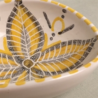 gul brungrå glasur bladforme oval keramikskål Laholm keramik sverige genbrug